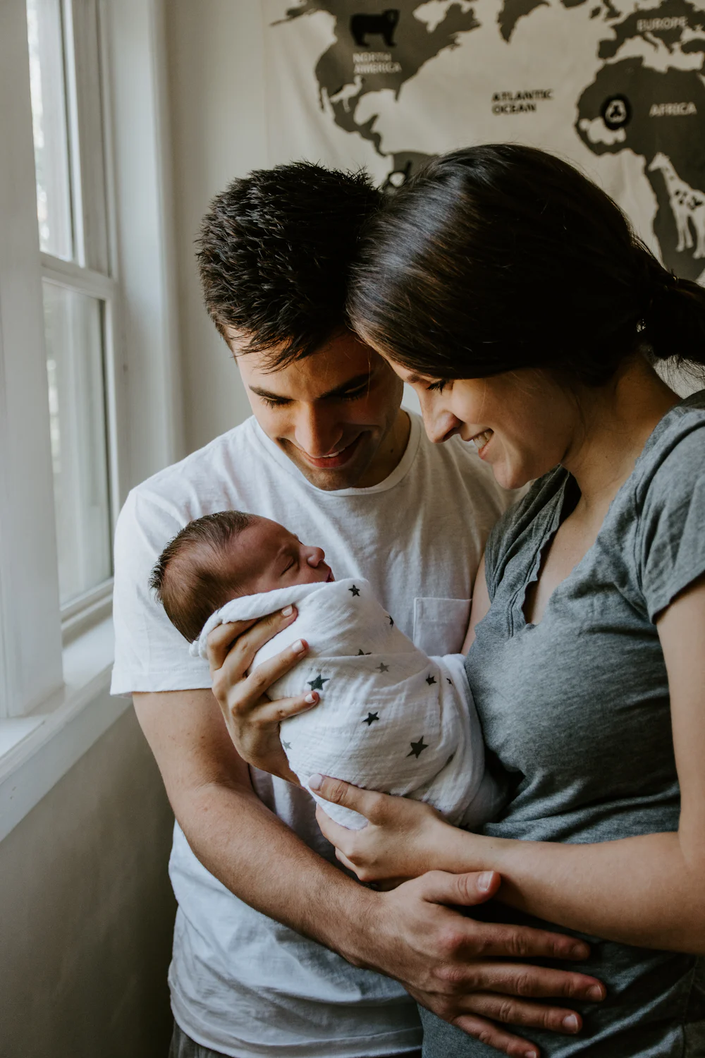 Padres cargando a su bebé recién nacido