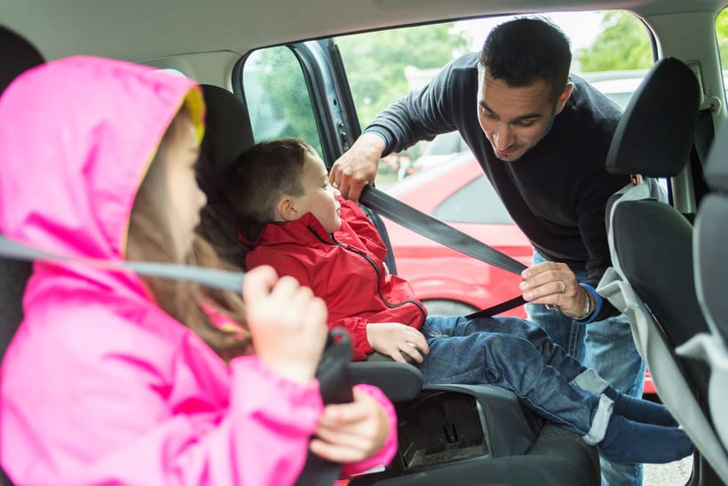 Asientos de seguridad para niños que viajan en auto