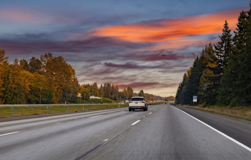 Carreteras inteligentes y conductores prevenidos: cómo la tecnología mejora tu seguridad al volante