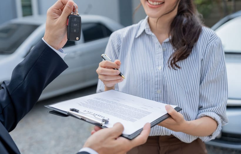 ¿Cómo cambiar el título de un carro en Texas?