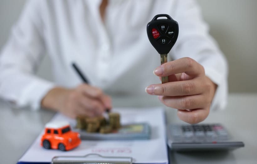 ¿Dónde se firma un título de carro para venderlo?