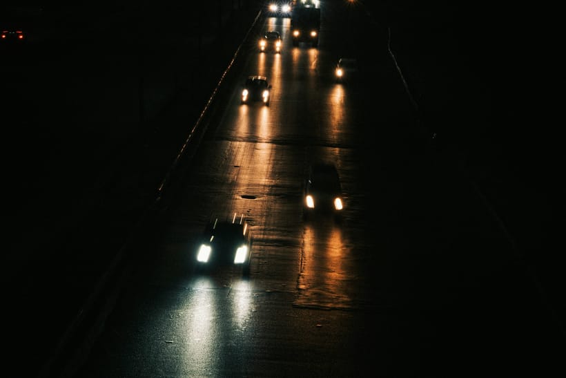 ¿Las luces altas no deben usarse a cuántos pies?