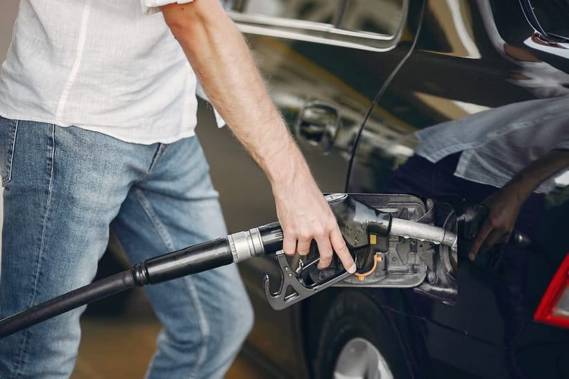 ¿Qué pasa si le pones diésel a un carro de gasolina? Consecuencias, señales de alerta y qué hacer si cometiste este error