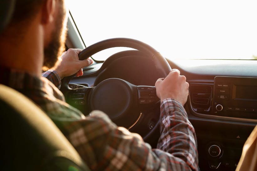 ¿Puedo manejar un auto que no es mío? Legalidad, seguro y requisitos