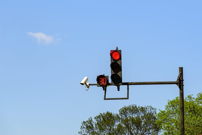 ¿Cómo afecta a tu seguro de auto si una cámara te captó pasándote un semáforo en rojo?