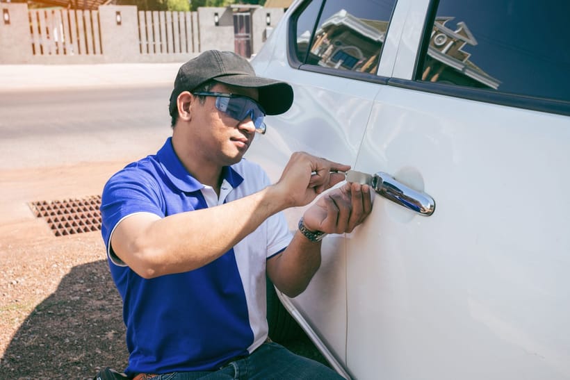 ¿Mi seguro de auto pagará por un cerrajero?
