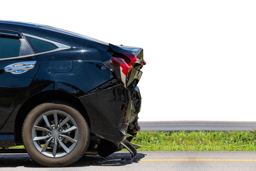 ¿Mi seguro de auto cubre un accidente causado por un conductor que se dio a la fuga?