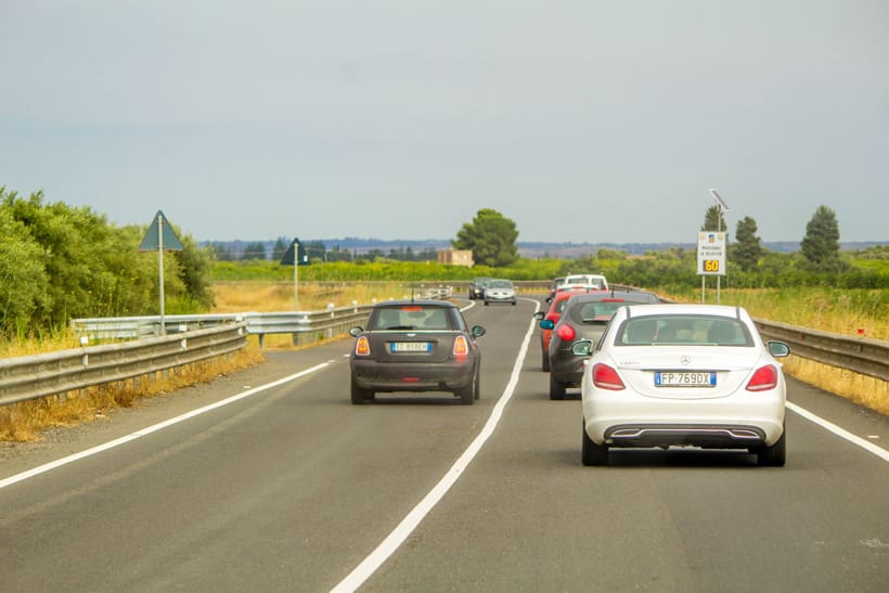Situaciones al conducir en las que nunca debes rebasar