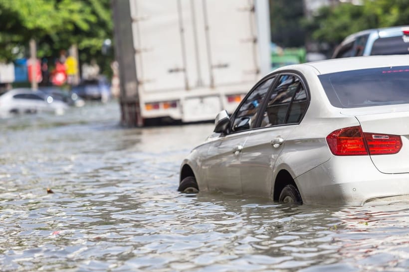 ¿Qué pasa si mi auto se ve involucrado en una inundación?